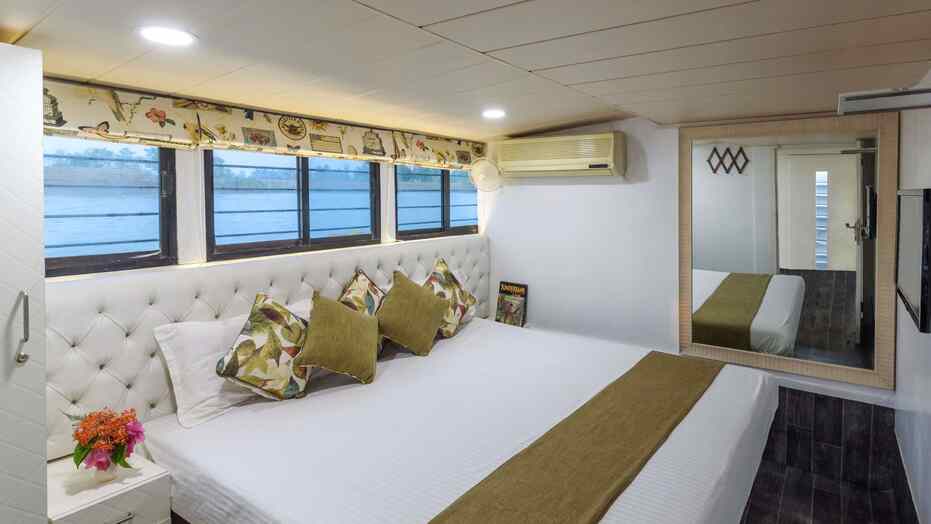 Bedroom-in-MV-Oceanus